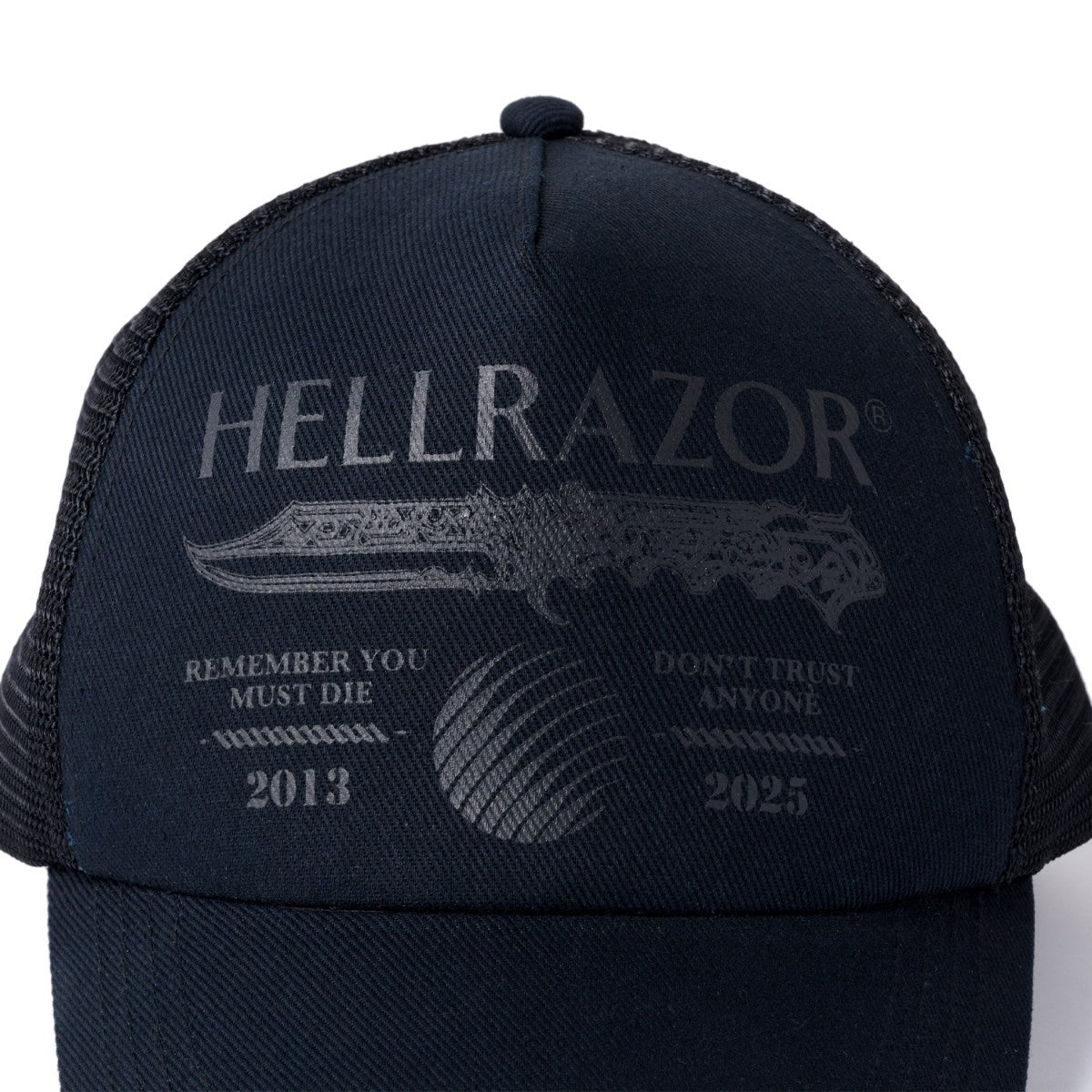 Hellrazor DTA TRUCKER CAP ヘルレイザー DTA トラッカー キャップ 01125SPZYS0602【メンズ 帽子 メッシュキャップ グラフィック ロゴ 25FW】