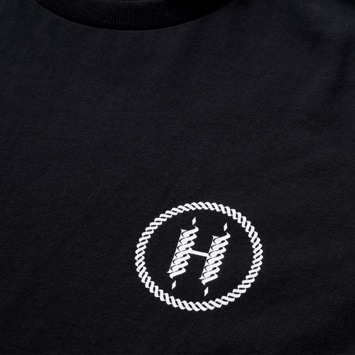 Hellrazor ROPE LOGO SHIRT ヘルレイザー ロープ ロゴ シャツ 01125SPZYS5302【メンズ Tシャツ 半袖 グラフィック フロントプリント ロゴ 25FW】