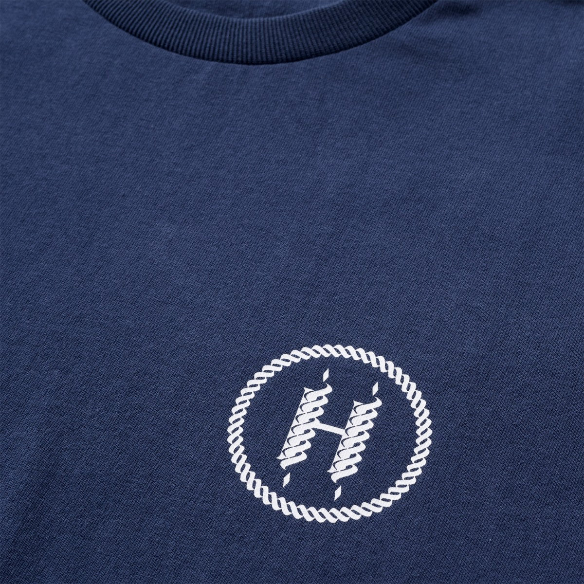 Hellrazor ROPE LOGO SHIRT ヘルレイザー ロープ ロゴ シャツ 01125SPZYS5302【メンズ Tシャツ 半袖 グラフィック フロントプリント ロゴ 25FW】