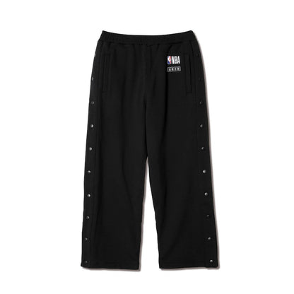 AKTR NBAxAKTR SIDE SNAP SWEAT PANTS アクター NBAxAKTR サイドスナップ スウェット パンツ 225-059020【メンズ スウェットパンツ スナップボタン トレーニング 裏起毛 シルエット 25FW】