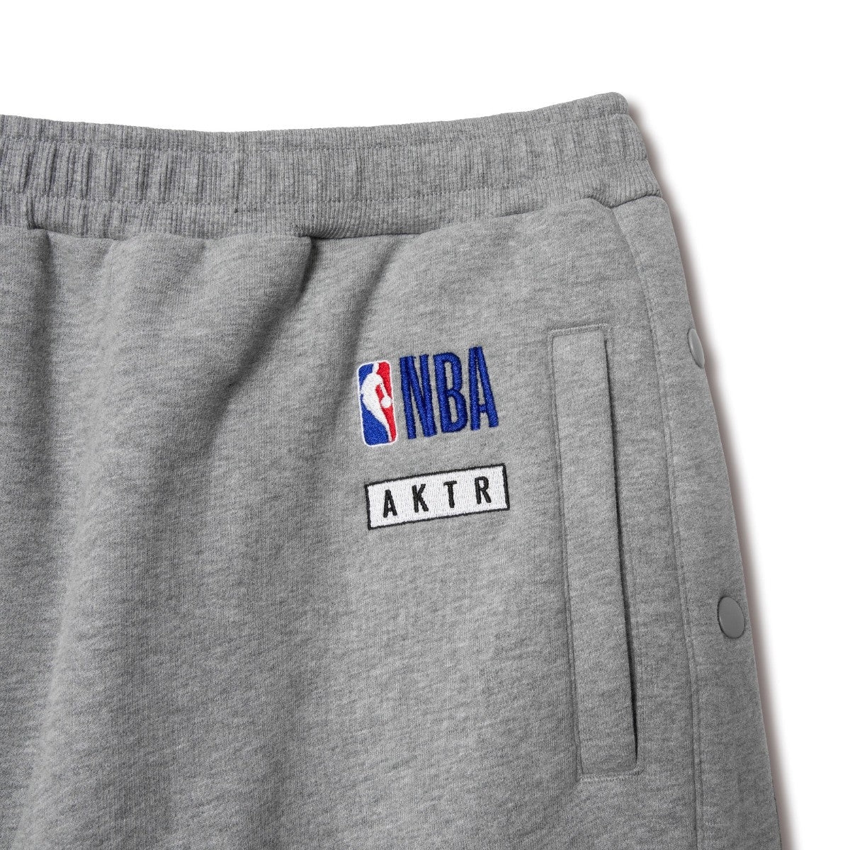 AKTR NBAxAKTR SIDE SNAP SWEAT PANTS アクター NBAxAKTR サイドスナップ スウェット パンツ 225-059020【メンズ スウェットパンツ スナップボタン トレーニング 裏起毛 シルエット 25FW】