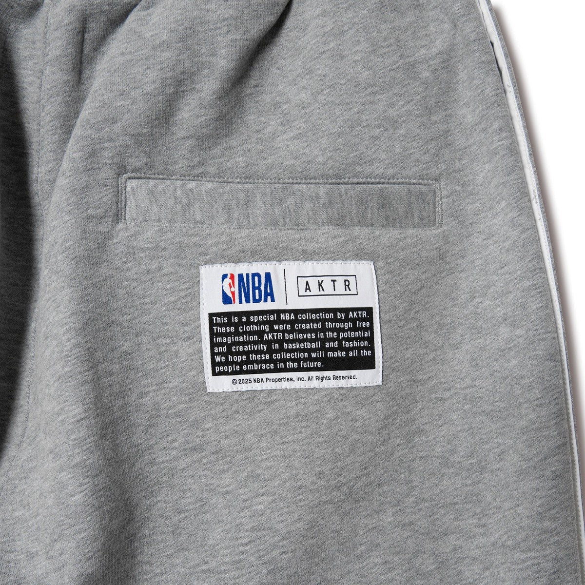 AKTR NBAxAKTR SIDE SNAP SWEAT PANTS アクター NBAxAKTR サイドスナップ スウェット パンツ 225-059020【メンズ スウェットパンツ スナップボタン トレーニング 裏起毛 シルエット 25FW】