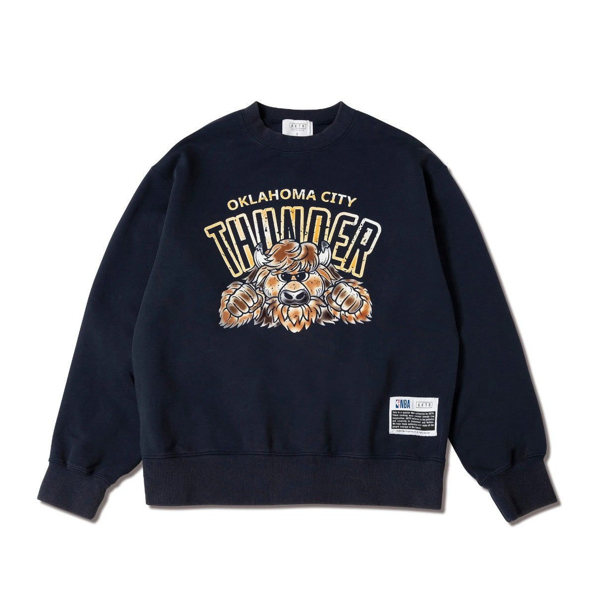 AKTR NBAxAKTR VINTAGE SWEAT CN OKC アクター NBAxAKTR ヴィンテージ スウェット CN OKC 225-061010【メンズ クルーネック スウェット ヴィンテージ 裏パイル プリント 加工 25FW】