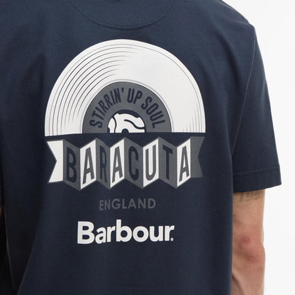 Barbour Barbour x Baracuta Vinyl Os T-Shirt バブアー バブアー x バラクータ バイナル オーバーサイズ Tシャツ MTS1506【メンズ コラボ Tシャツ グラフィック ロゴ オーバーサイズ 25FW】