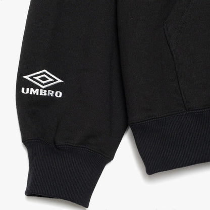 UMBRO HOUSE Hoodie [Kosuke Kawamura×Umbro] アンブロハウス フーディ [河村康輔×アンブロ] UM2502KK-CS02【メンズ パーカー 綿100% コラボ 裏毛素材 25FW】