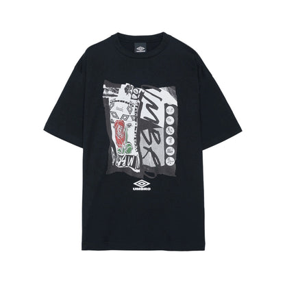UMBRO HOUSE Graphic T-Shirt [Kosuke Kawamura×Umbro] アンブロハウス グラフィックTシャツ [河村康輔×アンブロ] UM2502KK-CS03【メンズ Tシャツ 半袖 綿100% コラボ 天竺生地 25FW】