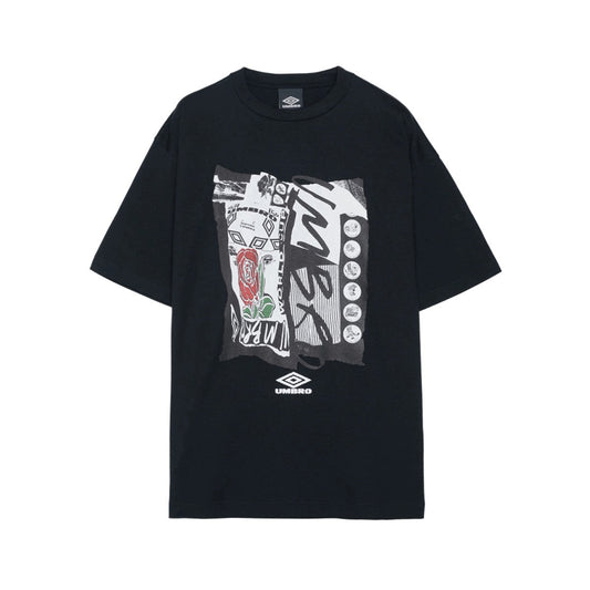 UMBRO HOUSE Graphic T-Shirt [Kosuke Kawamura×Umbro] アンブロハウス グラフィックTシャツ [河村康輔×アンブロ] UM2502KK-CS03【メンズ Tシャツ 半袖 綿100% コラボ 天竺生地 25FW】