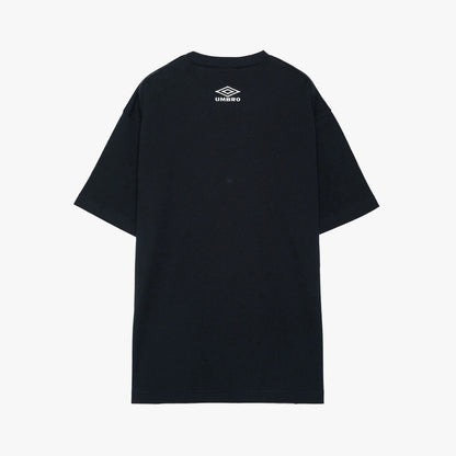 UMBRO HOUSE Graphic T-Shirt [Kosuke Kawamura×Umbro] アンブロハウス グラフィックTシャツ [河村康輔×アンブロ] UM2502KK-CS03【メンズ Tシャツ 半袖 綿100% コラボ 天竺生地 25FW】