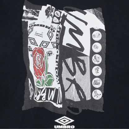 UMBRO HOUSE Graphic T-Shirt [Kosuke Kawamura×Umbro] アンブロハウス グラフィックTシャツ [河村康輔×アンブロ] UM2502KK-CS03【メンズ Tシャツ 半袖 綿100% コラボ 天竺生地 25FW】