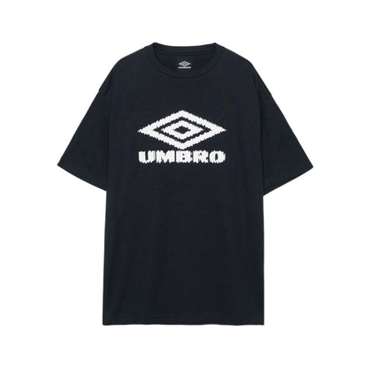 UMBRO HOUSE Graphic T-Shirt [Kosuke Kawamura×Umbro] アンブロハウス グラフィックTシャツ [河村康輔×アンブロ] UM2502KK-CS04【メンズ Tシャツ 半袖 綿100% コラボ 天竺生地 25FW】
