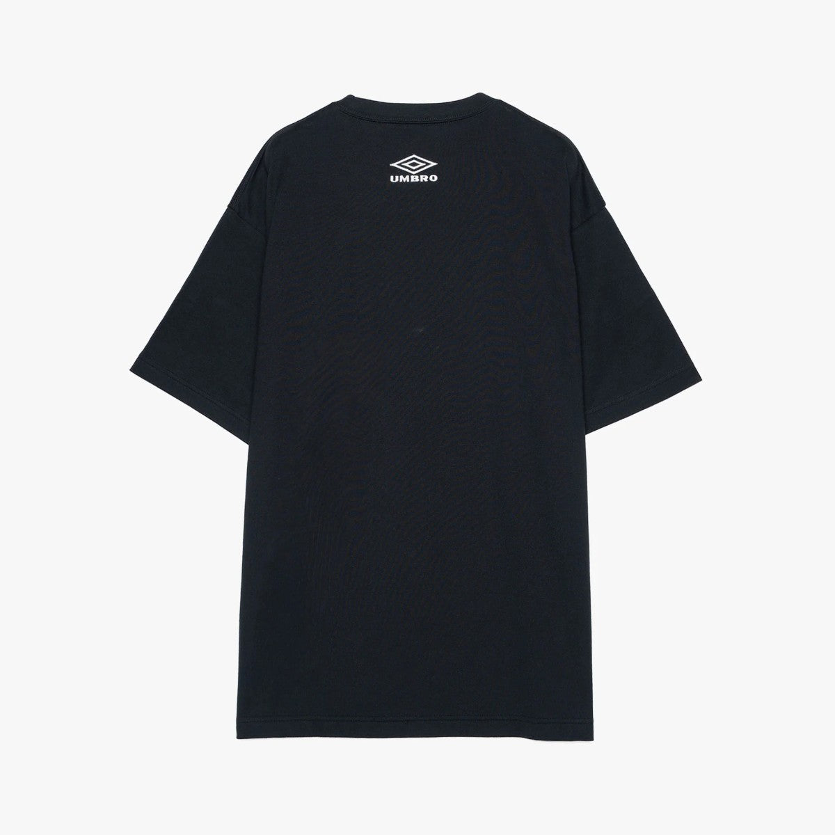 UMBRO HOUSE Graphic T-Shirt [Kosuke Kawamura×Umbro] アンブロハウス グラフィックTシャツ [河村康輔×アンブロ] UM2502KK-CS04【メンズ Tシャツ 半袖 綿100% コラボ 天竺生地 25FW】