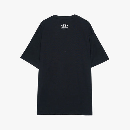 UMBRO HOUSE Graphic T-Shirt [Kosuke Kawamura×Umbro] アンブロハウス グラフィックTシャツ [河村康輔×アンブロ] UM2502KK-CS04【メンズ Tシャツ 半袖 綿100% コラボ 天竺生地 25FW】