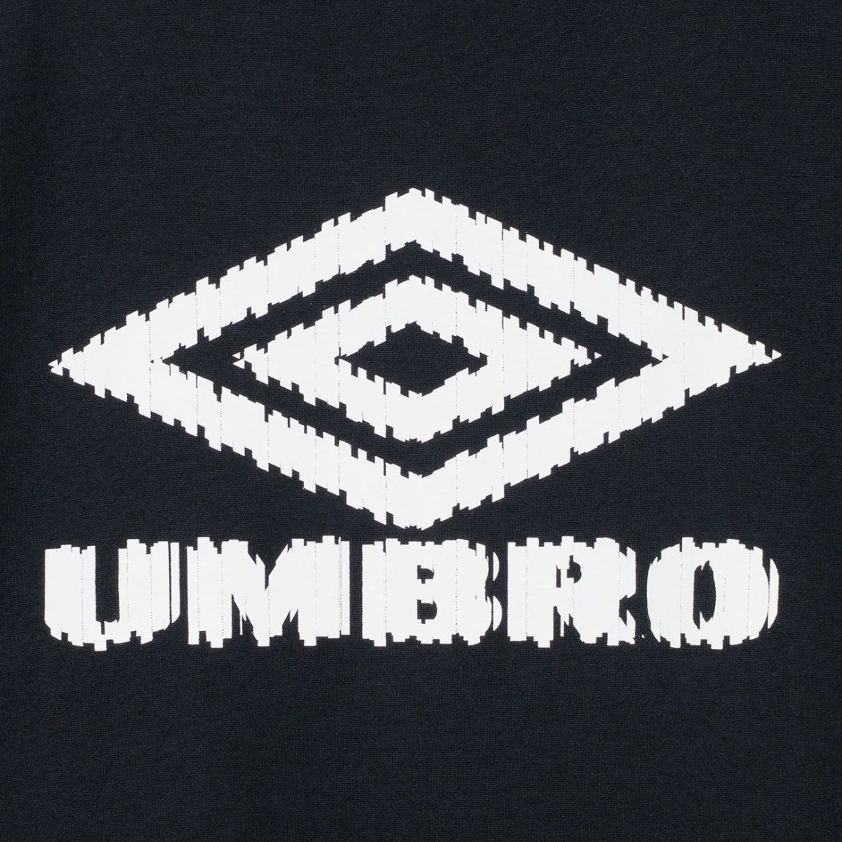 UMBRO HOUSE Graphic T-Shirt [Kosuke Kawamura×Umbro] アンブロハウス グラフィックTシャツ [河村康輔×アンブロ] UM2502KK-CS04【メンズ Tシャツ 半袖 綿100% コラボ 天竺生地 25FW】