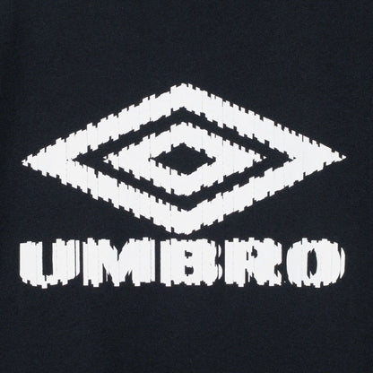 UMBRO HOUSE Graphic T-Shirt [Kosuke Kawamura×Umbro] アンブロハウス グラフィックTシャツ [河村康輔×アンブロ] UM2502KK-CS04【メンズ Tシャツ 半袖 綿100% コラボ 天竺生地 25FW】