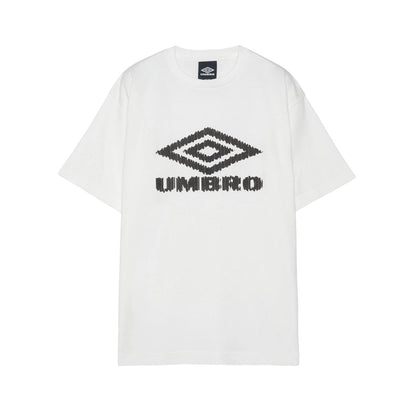 UMBRO HOUSE Graphic T-Shirt [Kosuke Kawamura×Umbro] アンブロハウス グラフィックTシャツ [河村康輔×アンブロ] UM2502KK-CS04【メンズ Tシャツ 半袖 綿100% コラボ 天竺生地 25FW】