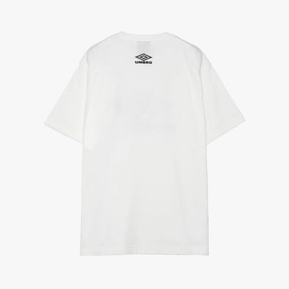 UMBRO HOUSE Graphic T-Shirt [Kosuke Kawamura×Umbro] アンブロハウス グラフィックTシャツ [河村康輔×アンブロ] UM2502KK-CS04【メンズ Tシャツ 半袖 綿100% コラボ 天竺生地 25FW】