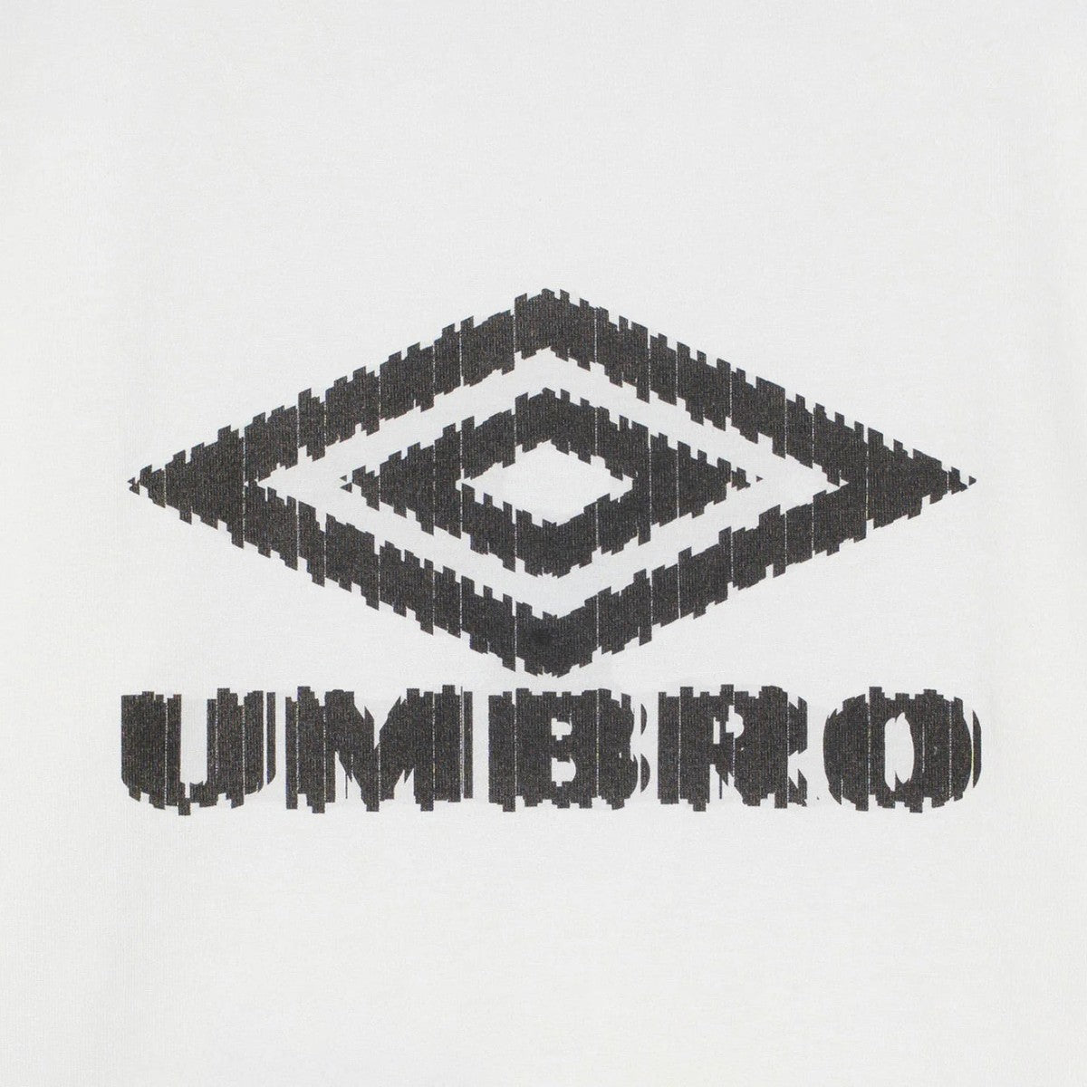 UMBRO HOUSE Graphic T-Shirt [Kosuke Kawamura×Umbro] アンブロハウス グラフィックTシャツ [河村康輔×アンブロ] UM2502KK-CS04【メンズ Tシャツ 半袖 綿100% コラボ 天竺生地 25FW】
