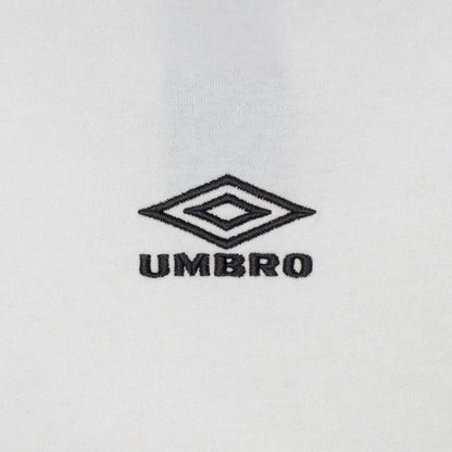 UMBRO HOUSE Graphic T-Shirt [Kosuke Kawamura×Umbro] アンブロハウス グラフィックTシャツ [河村康輔×アンブロ] UM2502KK-CS04【メンズ Tシャツ 半袖 綿100% コラボ 天竺生地 25FW】