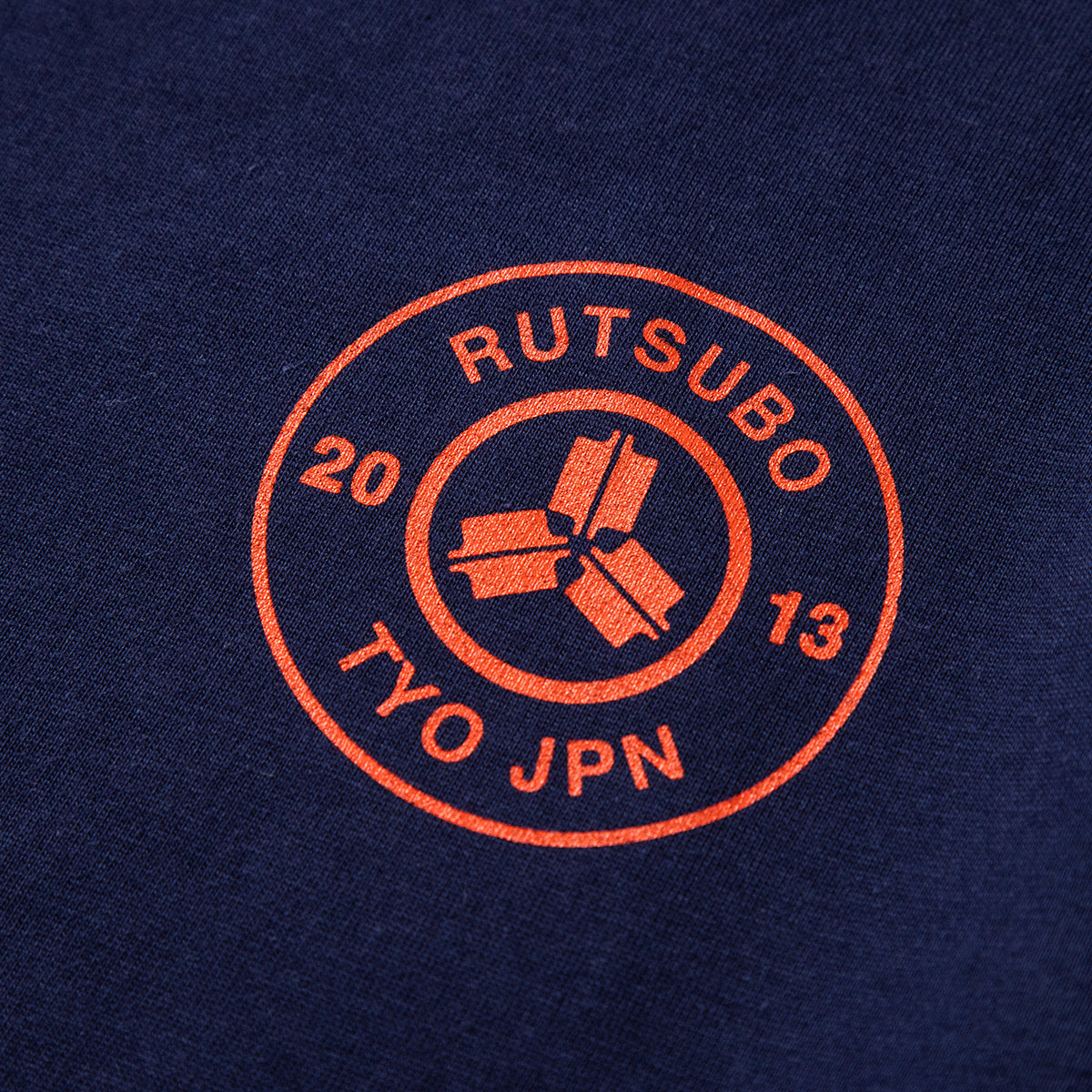 坩堝 坩堝ア式蹴球部 LS T-SHIRT RUTSUBO 坩堝ア式蹴球部 ロングスリーブ Tシャツ R25FA-SUDA-LS【メンズ Tシャツ 長袖 ロンT サッカー コラボ 販路限定 25FW】