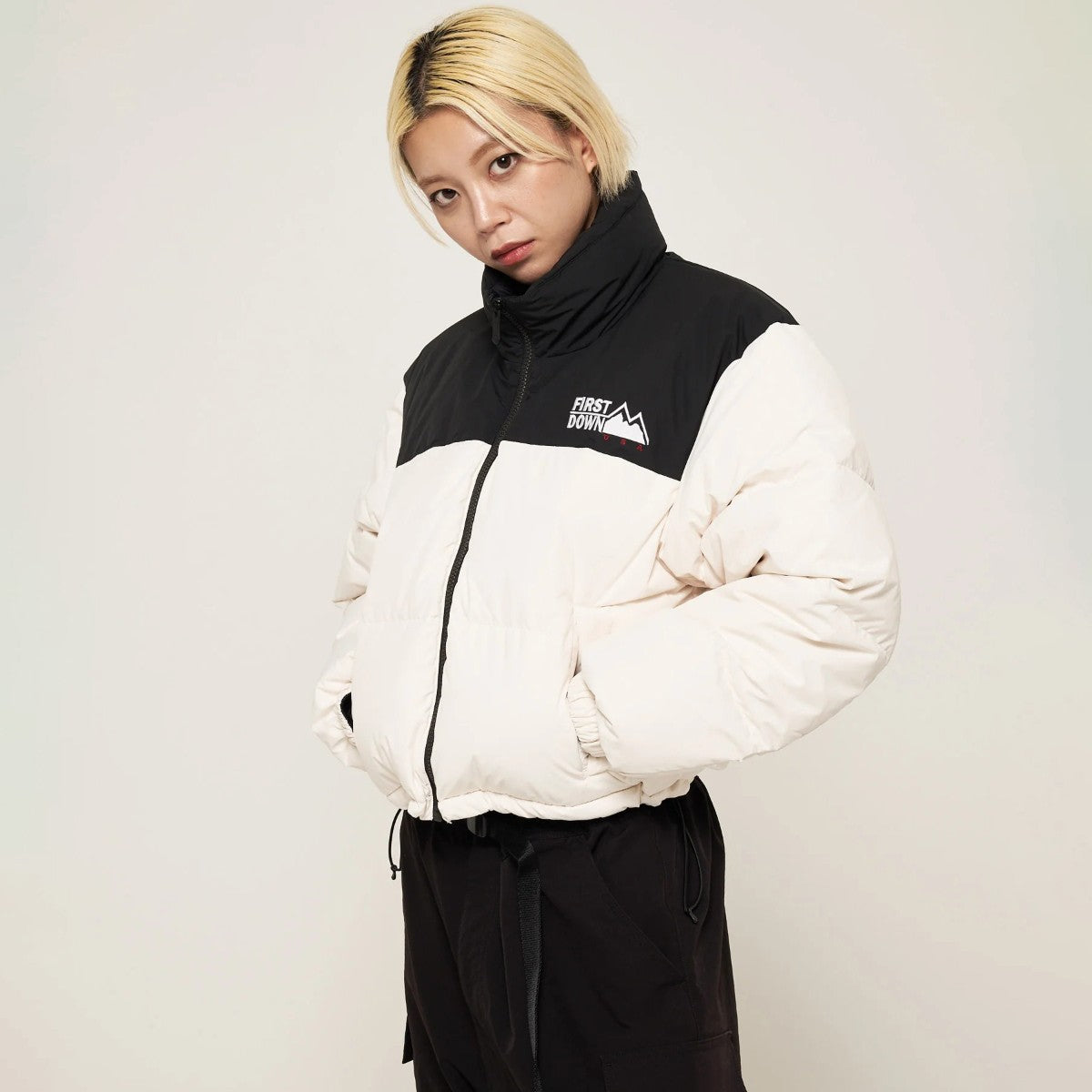 FIRST DOWN SHORT BUBBLE DOWN JKT MICROFT(R) ファーストダウン ショート バブルダウンジャケット マイクロフト F942030【レディース ショートダウン 撥水 防風 保温性 25FW】