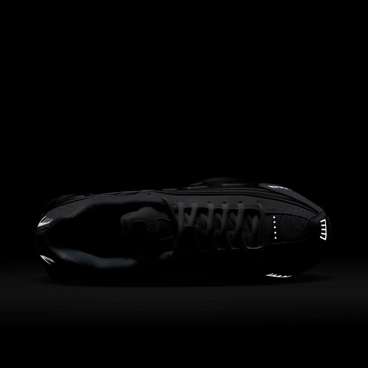 NIKE Shox R4 ナイキ ショックス R4 HQ1988-101【メンズ ハイテクスニーカー 反発力 クッションシステム 通気性 26SS】