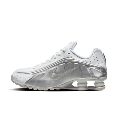 NIKE Shox R4 ナイキ ショックス R4 HQ1988-101【メンズ ハイテクスニーカー 反発力 クッションシステム 通気性 26SS】