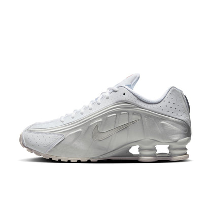 NIKE Shox R4 ナイキ ショックス R4 HQ1988-101【メンズ ハイテクスニーカー 反発力 クッションシステム 通気性 26SS】