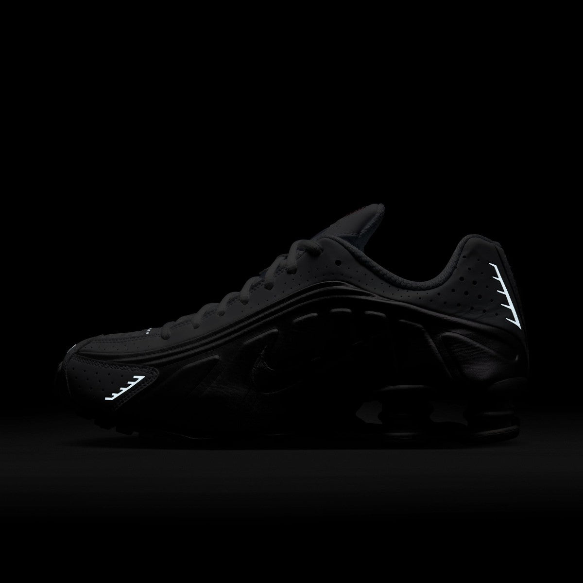 NIKE Shox R4 ナイキ ショックス R4 HQ1988-101【メンズ ハイテクスニーカー 反発力 クッションシステム 通気性 26SS】