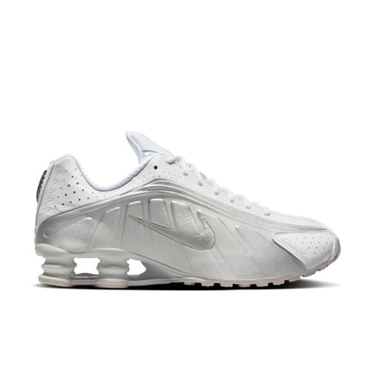NIKE Shox R4 ナイキ ショックス R4 HQ1988-101【メンズ ハイテクスニーカー 反発力 クッションシステム 通気性 26SS】