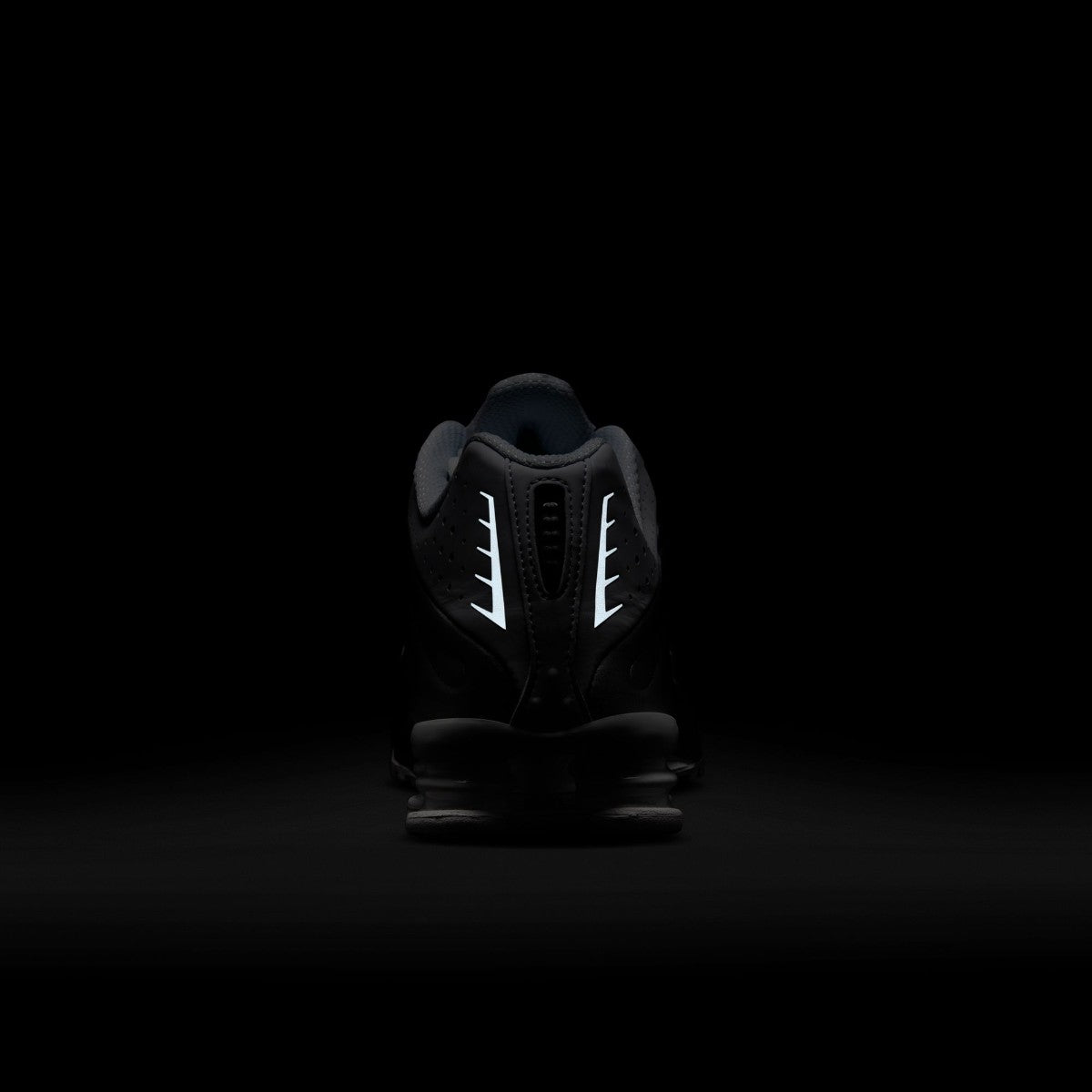 NIKE Shox R4 ナイキ ショックス R4 HQ1988-101【メンズ ハイテクスニーカー 反発力 クッションシステム 通気性 26SS】