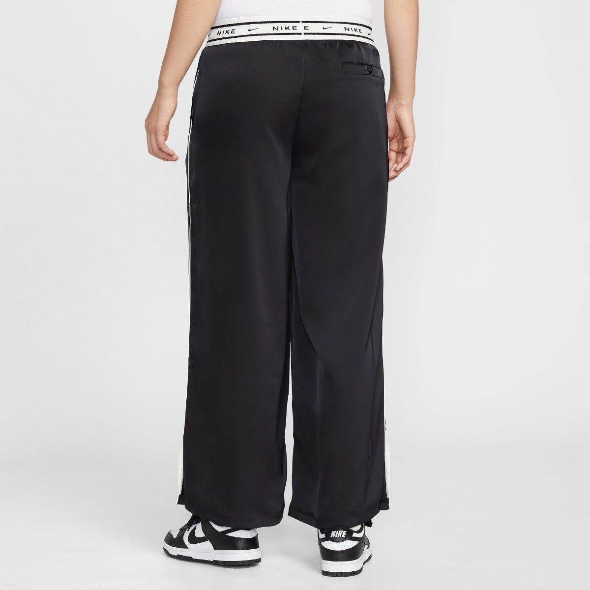 NIKE Women's Loose Mid-Rise Satin Pants ナイキ ウィメンズ ルーズ ミッドライズ サテンパンツ IH1327【レディース リラックスフィット サテン素材 ポケット付き 26SS】