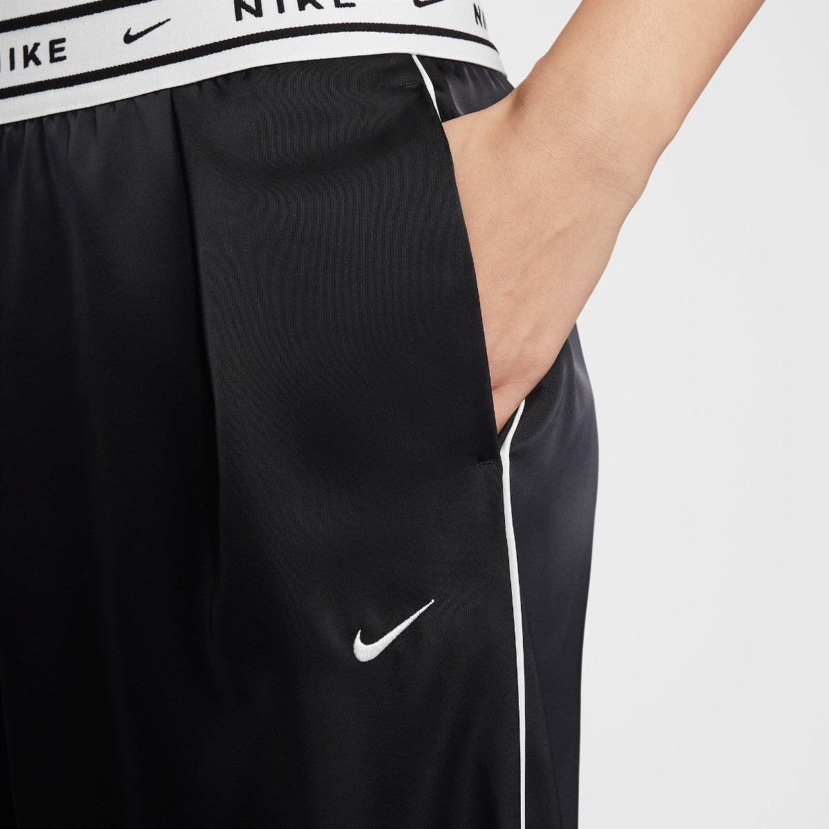 NIKE Women's Loose Mid-Rise Satin Pants ナイキ ウィメンズ ルーズ ミッドライズ サテンパンツ IH1327【レディース リラックスフィット サテン素材 ポケット付き 26SS】
