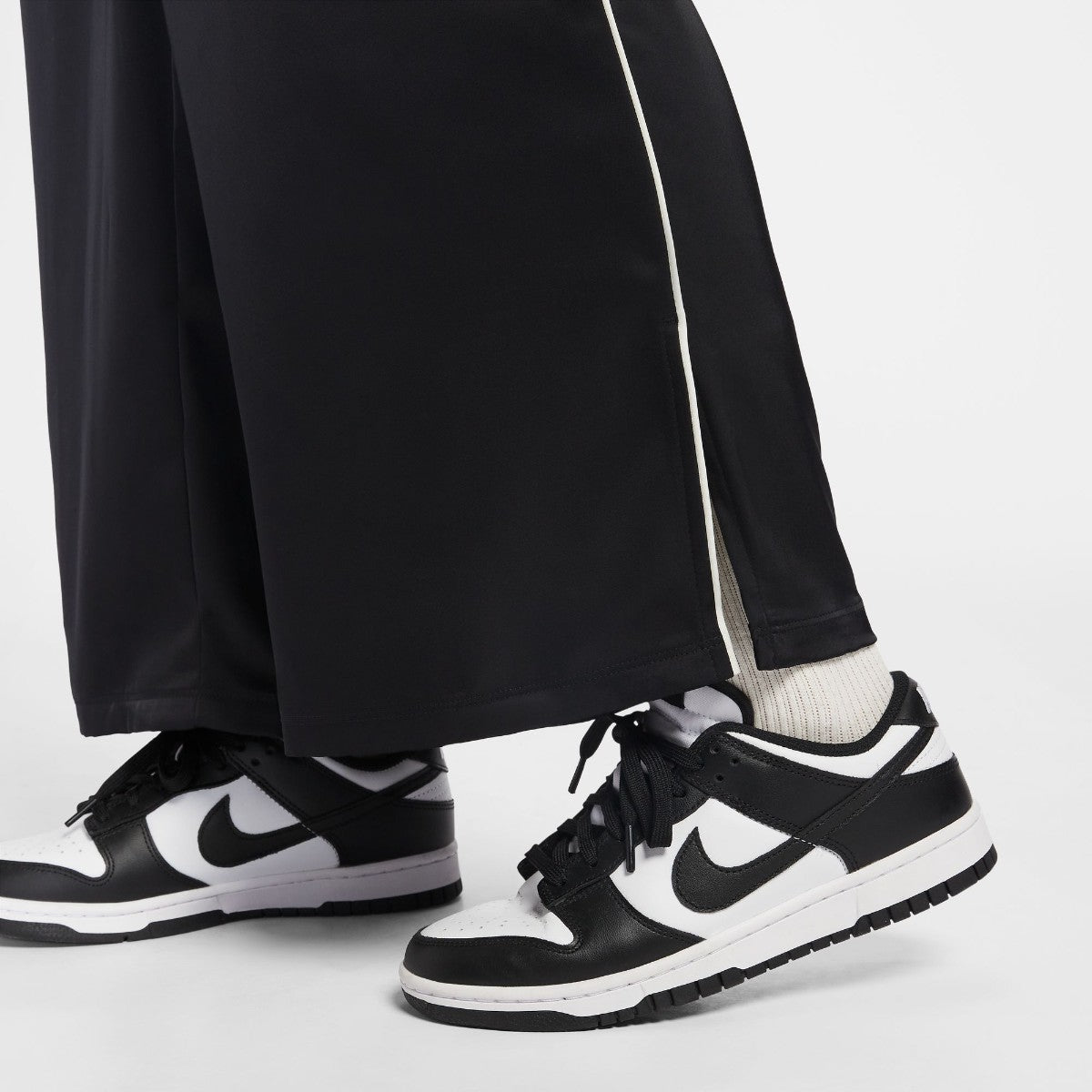 NIKE Women's Loose Mid-Rise Satin Pants ナイキ ウィメンズ ルーズ ミッドライズ サテンパンツ IH1327【レディース リラックスフィット サテン素材 ポケット付き 26SS】