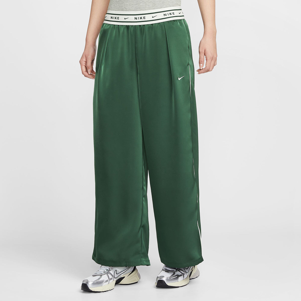 NIKE Women's Loose Mid-Rise Satin Pants ナイキ ウィメンズ ルーズ ミッドライズ サテンパンツ IH1327【レディース ワイドパンツ サテン素材 リラックスフィット ポケット 26SS】