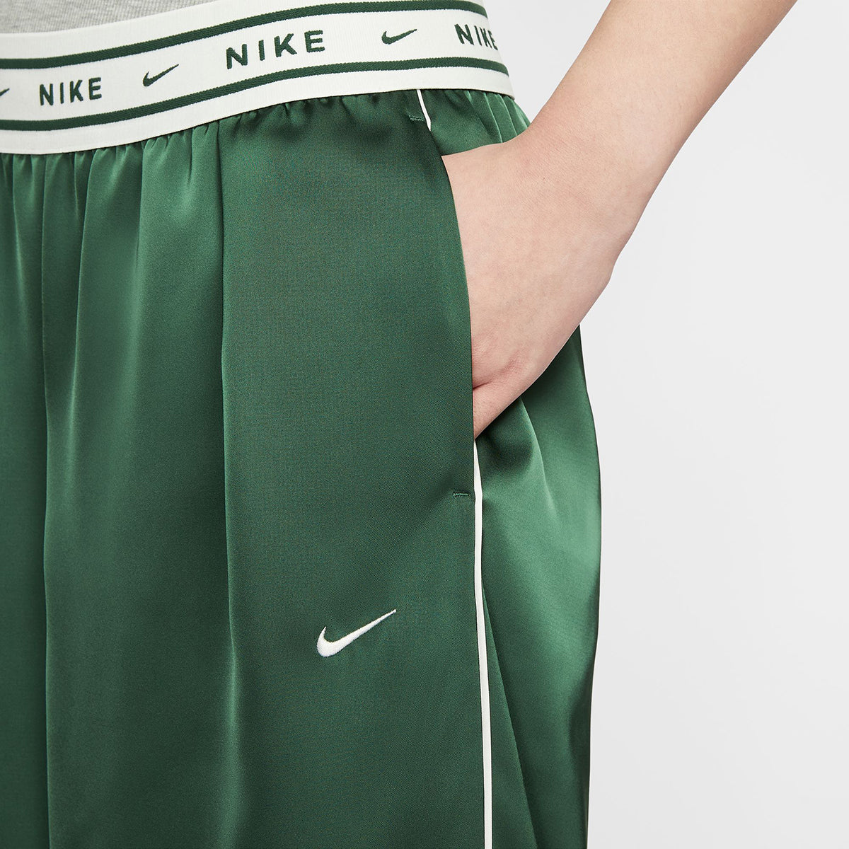 NIKE Women's Loose Mid-Rise Satin Pants ナイキ ウィメンズ ルーズ ミッドライズ サテンパンツ IH1327【レディース ワイドパンツ サテン素材 リラックスフィット ポケット 26SS】