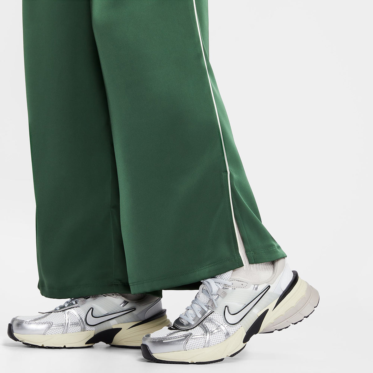NIKE Women's Loose Mid-Rise Satin Pants ナイキ ウィメンズ ルーズ ミッドライズ サテンパンツ IH1327【レディース ワイドパンツ サテン素材 リラックスフィット ポケット 26SS】