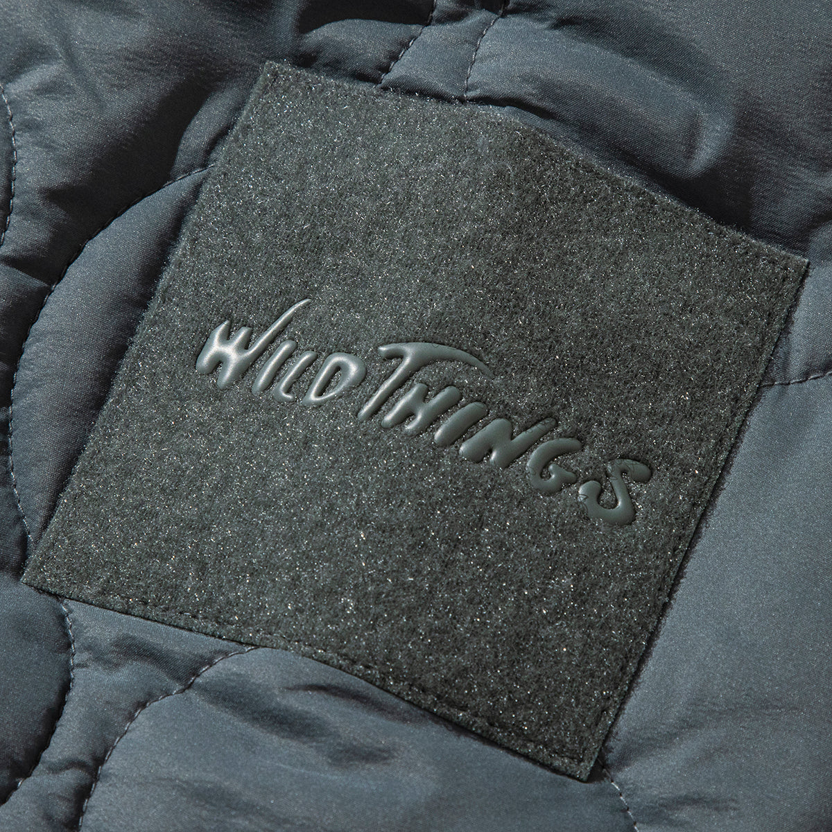 WILD THINGS WILD THINGS x Kinetics “QUILTED HAPPY JACKET” ワイルドシングス ワイルドシングス × キネティクス “キルテッド ハッピー ジャケット” 25427SN-KN【メンズ ジャケット ミリタリー キルティング 防寒アウター 25FW】