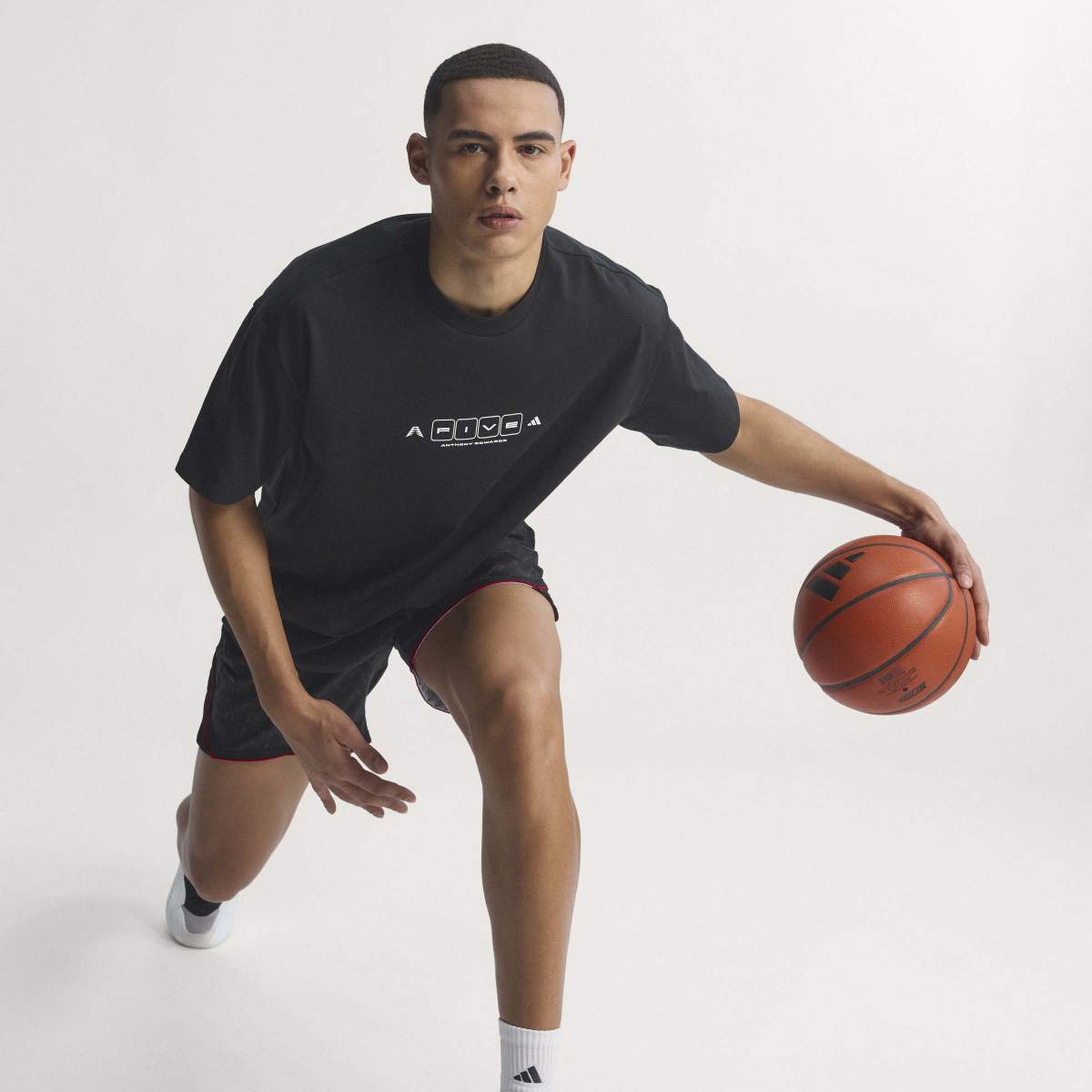 ADIDAS ANTHONY EDWARDS WORLD OF FIVE SHORT-SLEEVE TEE アディダス アンソニー・エドワーズ ワールド オブ ファイブ 半袖Tシャツ KF8974【メンズ ルーズフィット カジュアル デイリーユース  26SS】