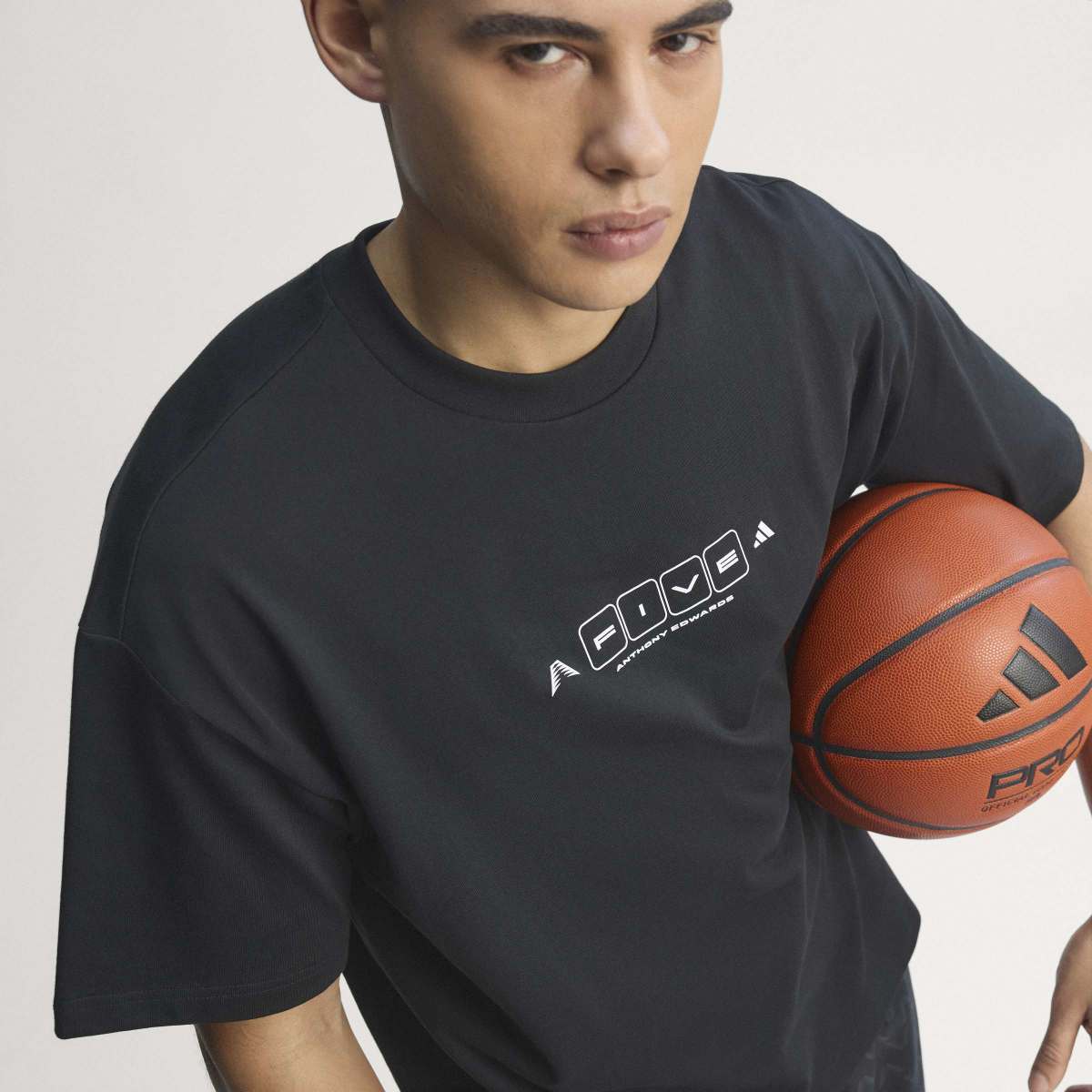 ADIDAS ANTHONY EDWARDS WORLD OF FIVE SHORT-SLEEVE TEE アディダス アンソニー・エドワーズ ワールド オブ ファイブ 半袖Tシャツ KF8974【メンズ ルーズフィット カジュアル デイリーユース  26SS】