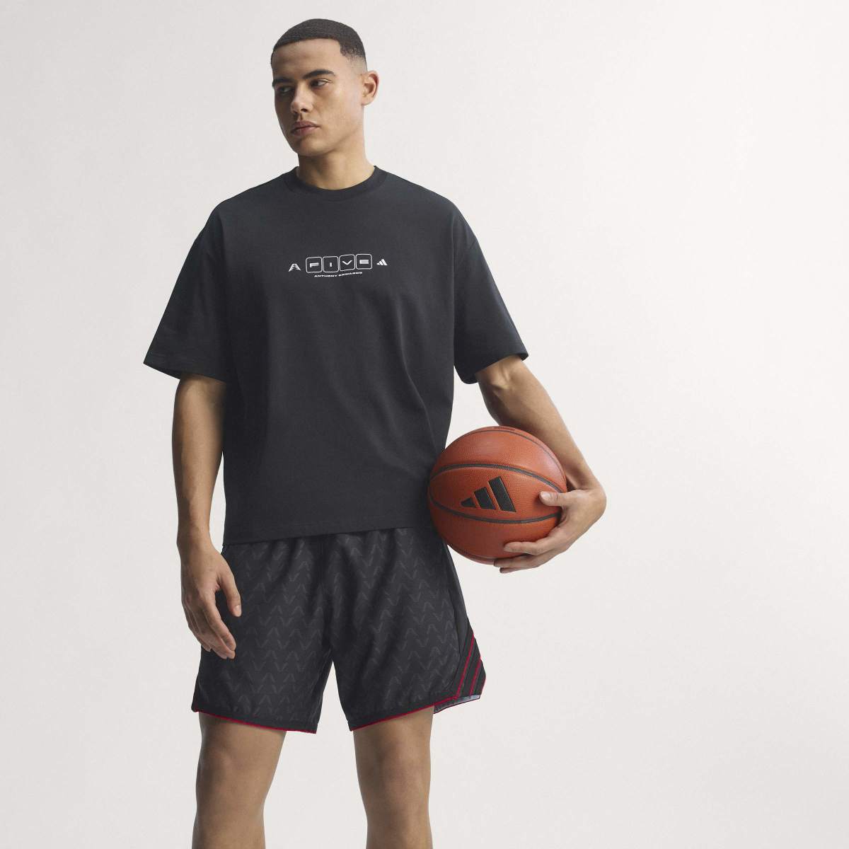 ADIDAS ANTHONY EDWARDS WORLD OF FIVE SHORT-SLEEVE TEE アディダス アンソニー・エドワーズ ワールド オブ ファイブ 半袖Tシャツ KF8974【メンズ ルーズフィット カジュアル デイリーユース  26SS】