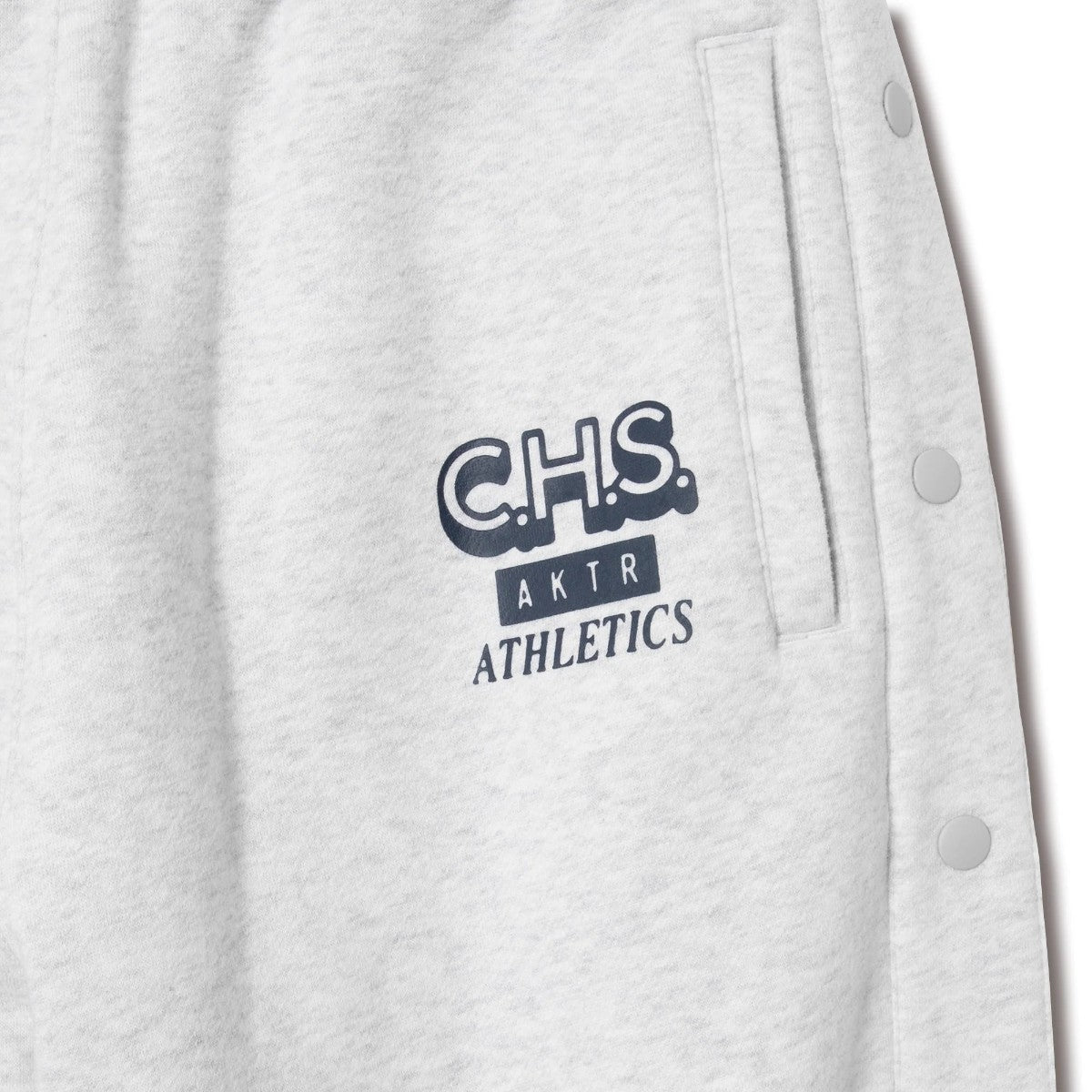 AKTR C.H.S. SIDE OPEN SWEAT PANTS アクター C.H.S. サイドオープン スウェットパンツ 225-104020【メンズ スウェットパンツ サイドボタン 裏起毛 快適シルエット セットアップ可 26SS】