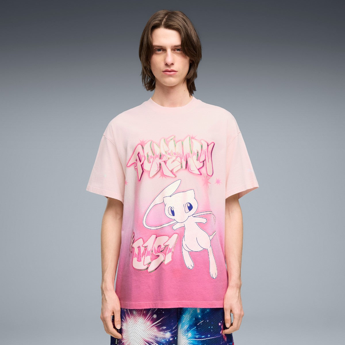 PUMA POKEMON X HOOPS SHINY MEW TEE プーマ ポケモン × フープス 色違い ミュウ ティー 635657【メンズ 半袖トップス カジュアルウェア オーバーサイズ コットン素材 26SS】