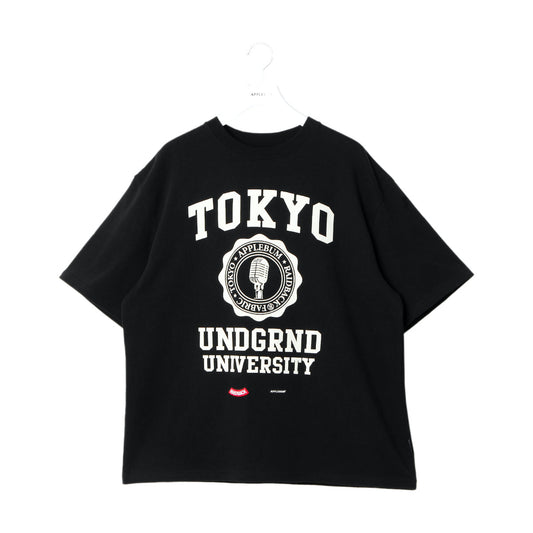 APPLEBUM “TOKYO UNDERGROUND UNIVERSITY” T-shirt アップルバム “トーキョーアンダーグラウンド ユニバーシティ” Tシャツ GT2521102【メンズ Tシャツ ヘビーウェイト カレッジロゴ コラボ 販路限定 25FW】