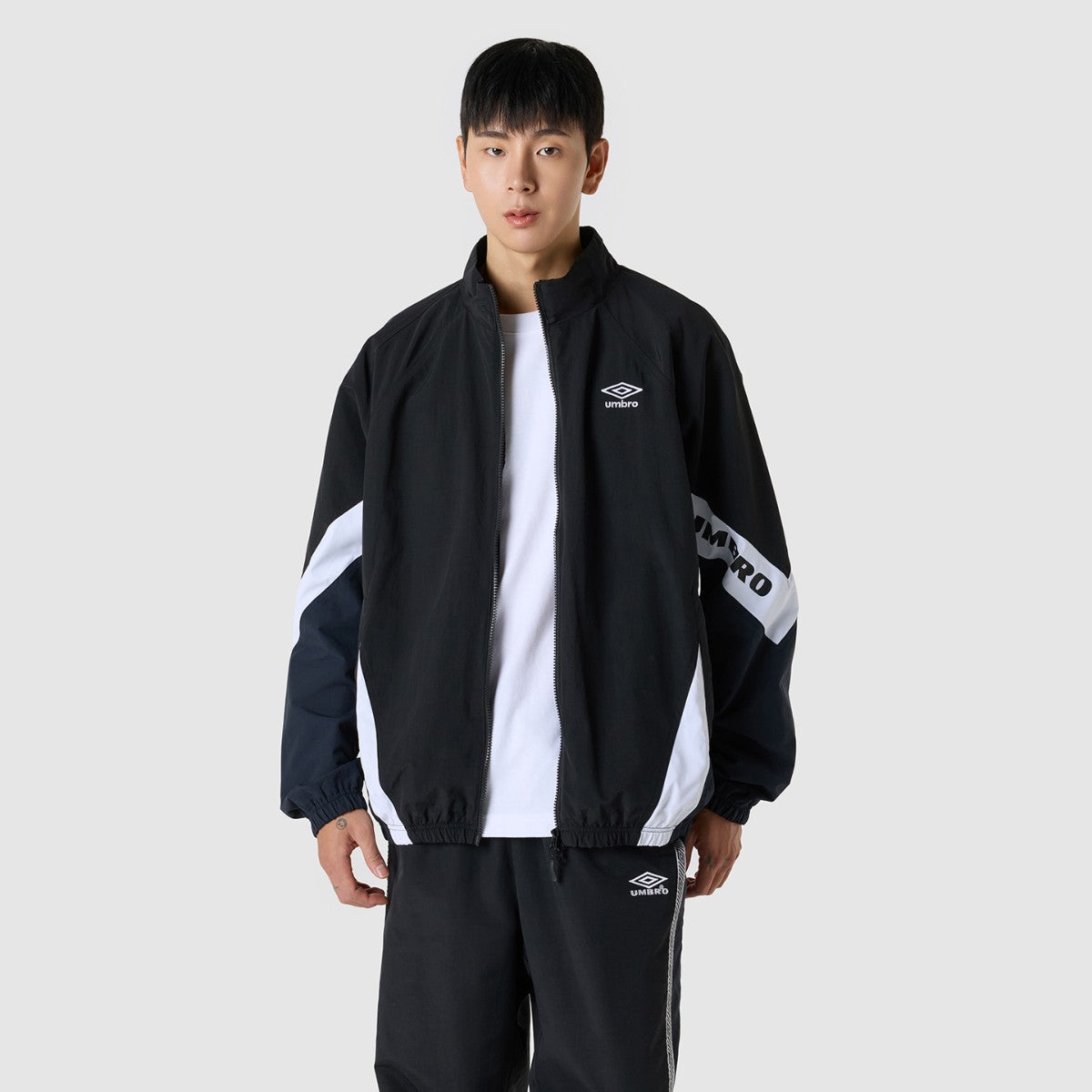 UMBRO [KOREA COLLECTION] STAND-NECK JACKET アンブロ スタンドネック ジャケット UU5FWB30MR【メンズ トラックジャケット スタンドネック セットアップ可 25FW】