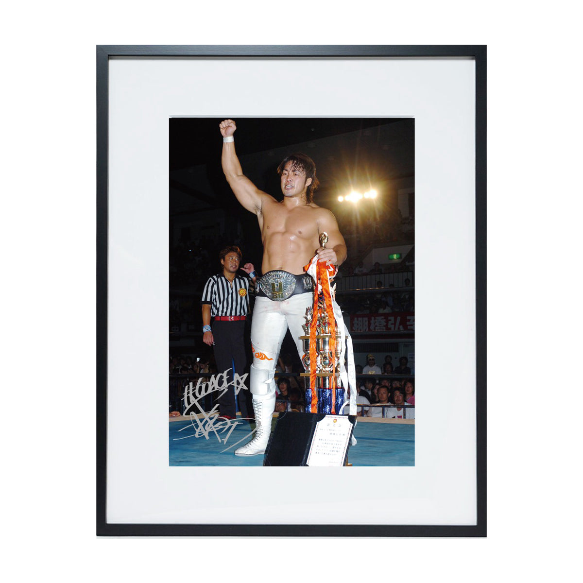 HIROSHI TANAHASHI 棚橋弘至×東スポ 直筆サイン入り額装 #2 棚橋弘至 棚橋弘至×東スポ 直筆サイン入り額装 #2 T-T-FRAMED-2【メンズ 額装写真 コラボ 受注生産 26SS】