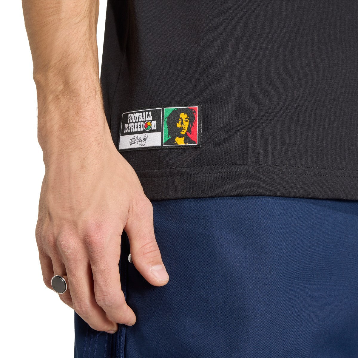 adidas originals Jamaica x Bob Marley DNA Graphic T-Shirt アディダスオリジナルス ジャマイカ × ボブ・マーリー DNA グラフィックTシャツ TU833【メンズ クルーネック レギュラーフィット シングルジャージー 通気性 26SS】