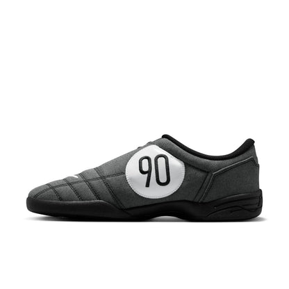 NIKE Total 90 Premium ナイキ トータル 90 PRM IH3585-001【メンズ キャンバスアッパー 非対称デザイン フラットソール グリップ性能 26SS】