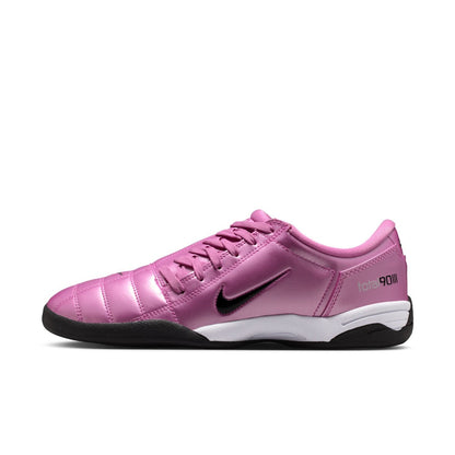 NIKE Total 90 ナイキ トータル 90 IM7595-500【レディース キルティング加工 ストリート仕様 グリップ性 耐久性 26SS】