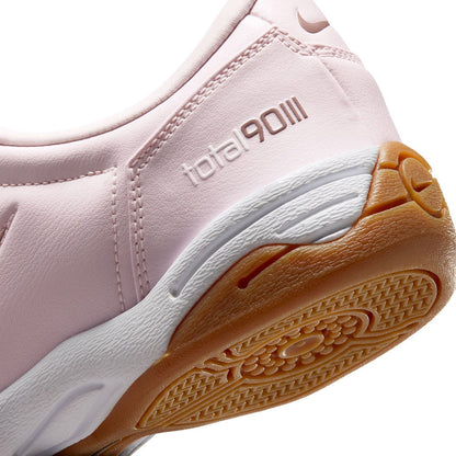 NIKE Total 90 ナイキ ウィメンズ トータル90 IO2387-602【レディース サッカースタイル Y2K 復刻モデル キルティングアッパー フラットソール 26SS】