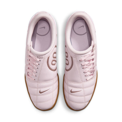 NIKE Total 90 ナイキ ウィメンズ トータル90 IO2387-602【レディース サッカースタイル Y2K 復刻モデル キルティングアッパー フラットソール 26SS】